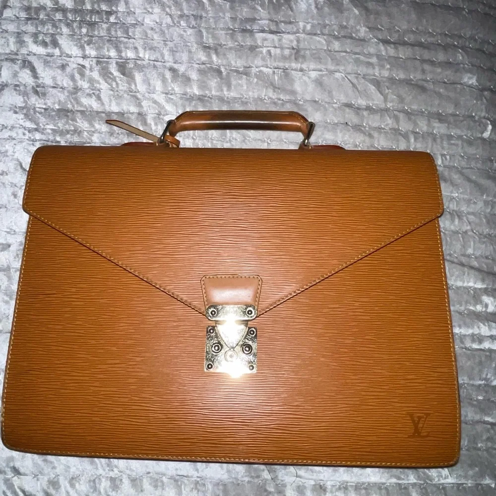 Louis Vuitton Preloved Epi leather briefcase needs some attention good condition